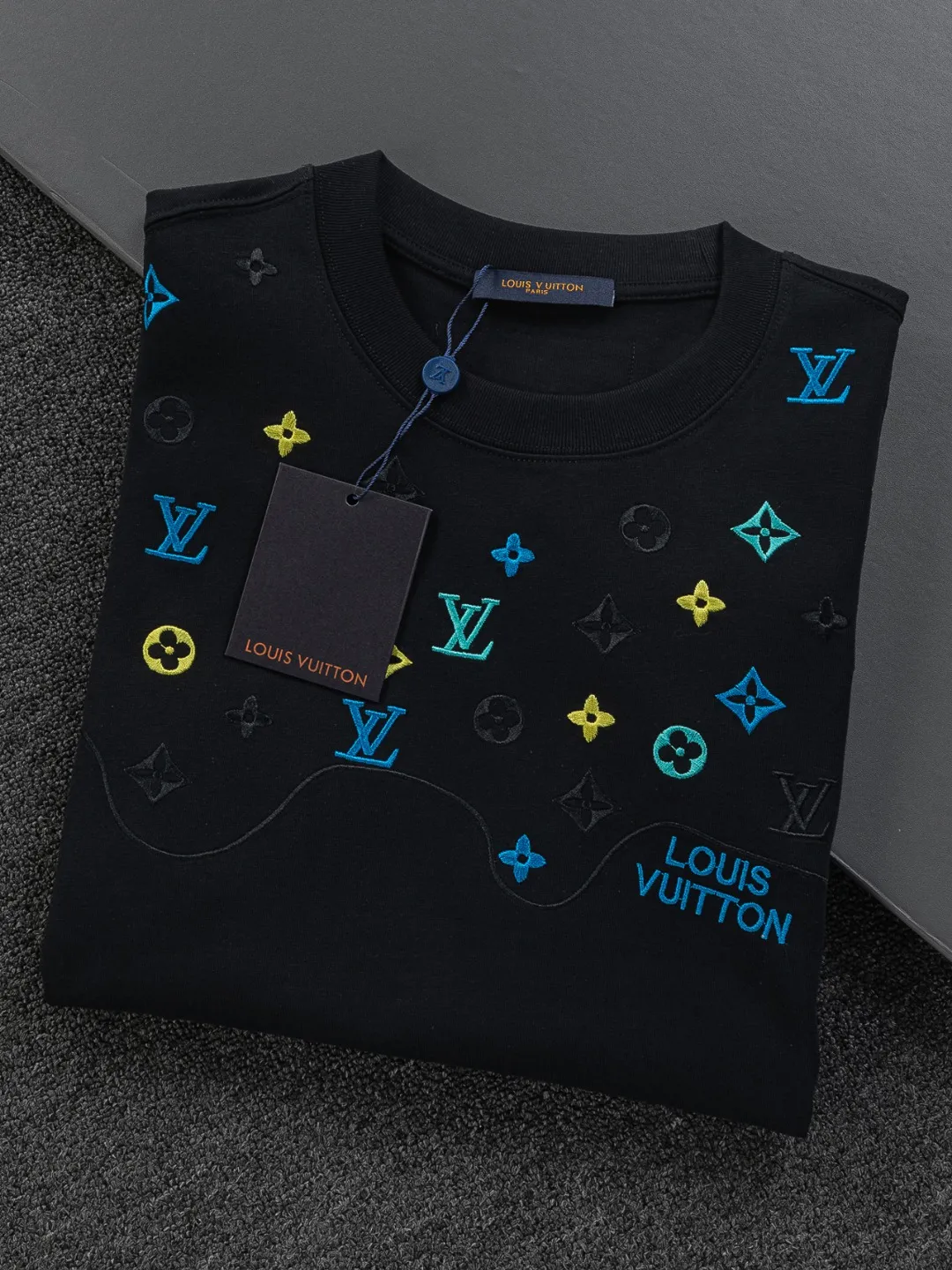 🅿️190 Louis Vuitton 1V LV micro-wide version S-XL LV 26ss new products are available at the counter simultaneously. Multiple craftsmanship. Colorful half-body digital full flower logo on the chest🪡 embroidery. Round neck short-sleeved T-shirt, same style for men and women! Consigned to one-to-one creation. Synchronized with the official website, pure cotton fabrics at the counter! It is close to the skin and comfortable, durable and easy to wear. It has a classic and simple logo design and meticulous original craftsmanship. Short-sleeves, a must-have item for men, do not appear to be the same for the general public, but must be unique and eye-catching. This LV short-sleeve is all about quality, comfort, the same shape and fashion as always, including fabrics and cutting techniques. All of them have been made with great effort! 320 grams of washed pure cotton fabric, pure cotton is breathable, very refreshing and comfortable for daily wear. The rib knitting on the neckline is smooth and tight, and the neckline will not be skewed if you toss it at will. The loose version, you will find that it looks really good on the upper body. The overall is minimalist and neat, super versatile for daily use! Pair it casually with a pair of pants for a youthful look. A T-shirt will make your outfit crazy. It is a fashionable item that can never go wrong! Color: Black White Size: S-XL Size chart: S: Shoulder width 45.5-Bust 52-Length 70 M: Shoulder width 47-Bust 54-Length 72 L: Shoulder width 48.5-Bust 56-Length 74 XL: Shoulder width 50-Bust 58-Length 76